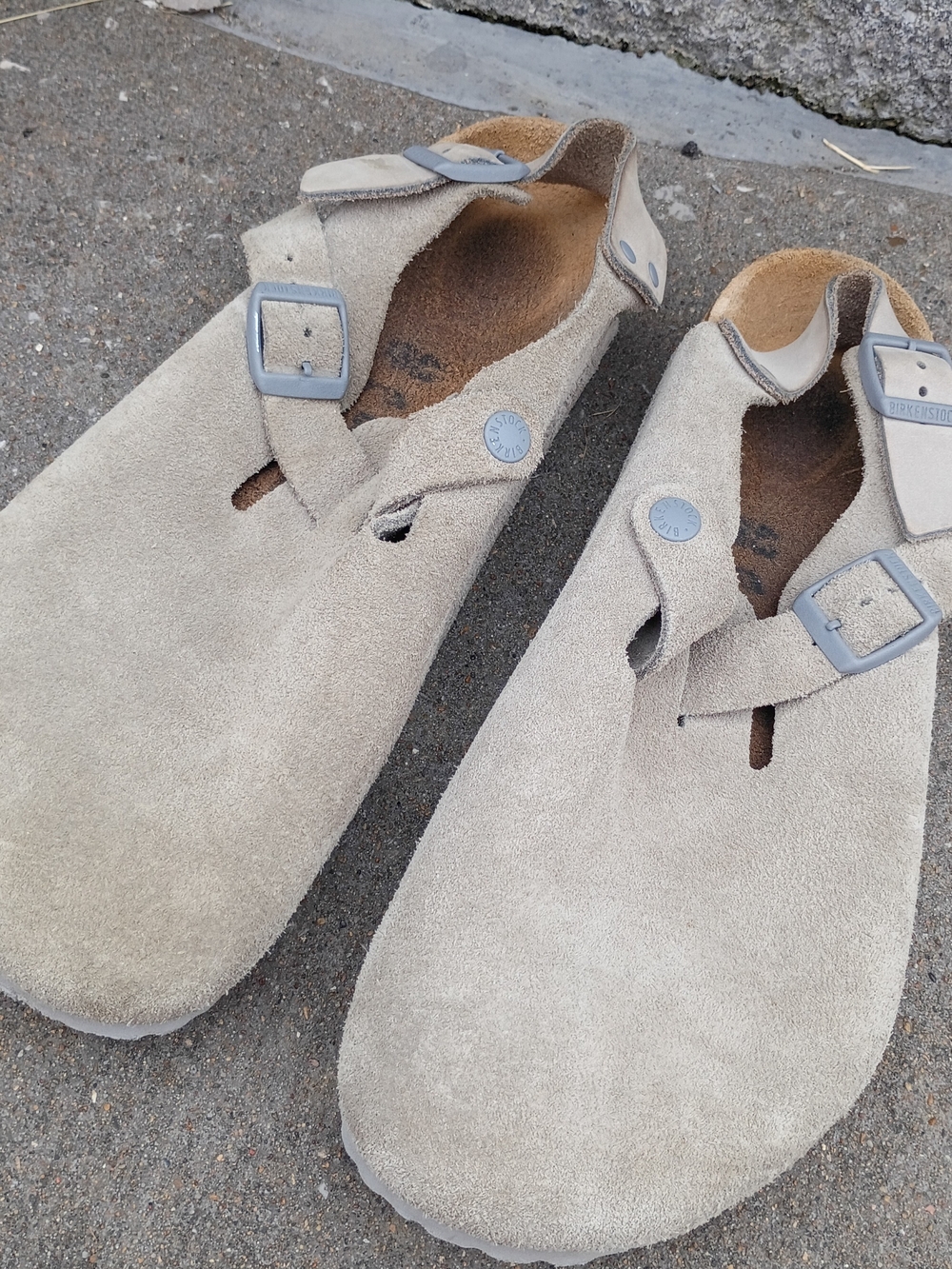 Birkenstock Men's Size 12 Size 43 Beige Suede Buckle Clog Sandals